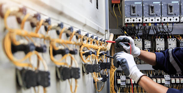 Professional Electrician technician working in Glencoe, AL